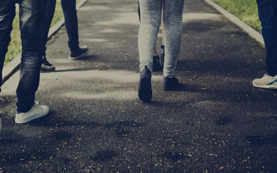 jongeren wandelen sneakers straat benen