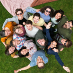 Team Communicatie van Opgroeien kijkt omhoog naar drone, teammoment in grasveld