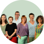 Medewerkers van team EXPOO kijken lachend naar de camera