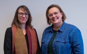 Ann en Dorien kijken naar de camera