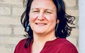 Consulent bij het ondersteuningscentrum jeugdzorg Cindy Vandenbroucke kijkt in de camera