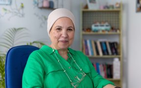 Gezinsondersteuner Fatima kijkt lachend