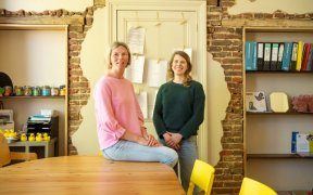 Heleen en Tine zitten samen binnen in De Egeltjes