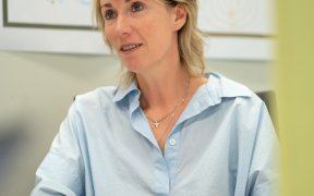 Julie zit aan haar bureau