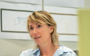 Julie zit aan haar bureau