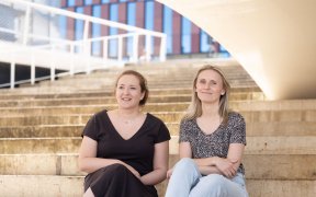lotte en hope samen op de trappen consulenten ondersteuningscentrum jeugdzorg 