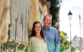 Tine_en_Diederik_staan_buiten_op_straat