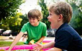 Twee jongens die spelen met water