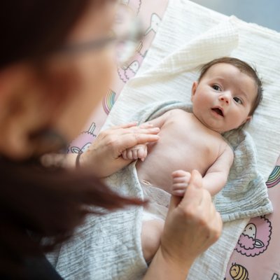arts onderzoekt een baby tijdens consultatie