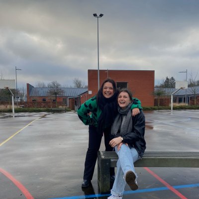 Hanne en Lien samen buiten