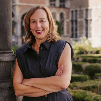jeugdrechter nicole caluwé poseert in tuin