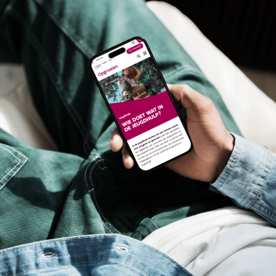 Jongere surft naar website jongeren.opgroeien.be via smartphone