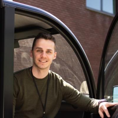 Logistiek medewerker Ward Hawinkel stapt uit een auto