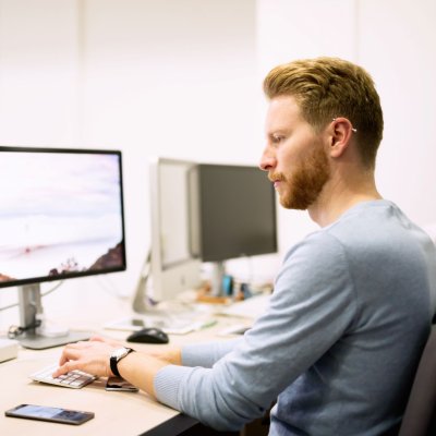 It-medewerker werkend aan schermen