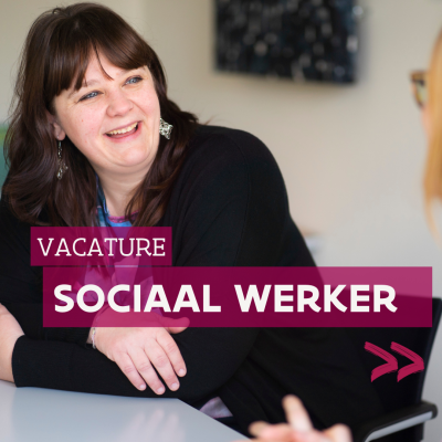Sociaal werker Nathalie in gesprek met iemand