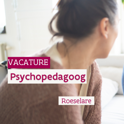 tekst met vacature psychopedagoog vrouw praat met mama
