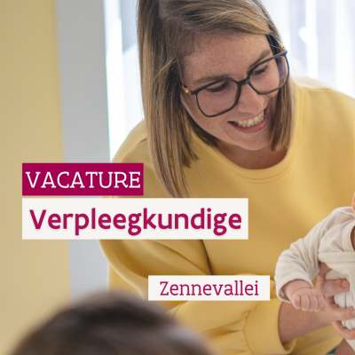 verpleegkundige beweegt baby
