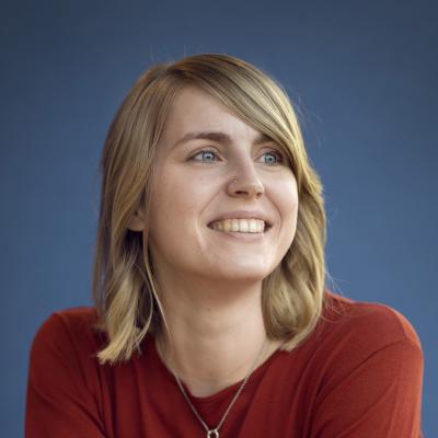 Verpleegkundige Nena Thiebaut lacht en kijkt naast de camera