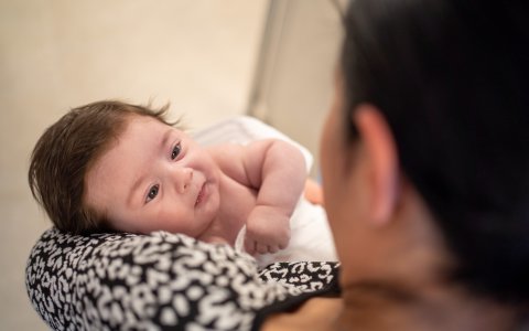 baby in armen van mama