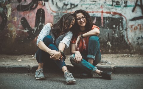 twee meisjes zittend op de grond