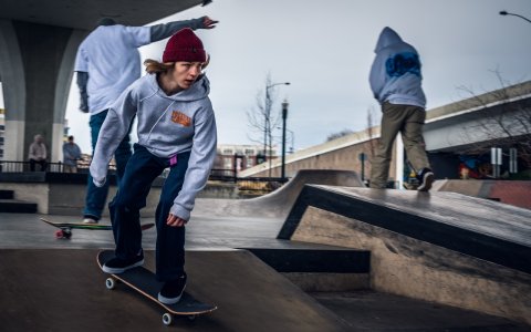 Jongeren samen in het skatepark