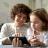 Mama toont iets dochter op smartphone
