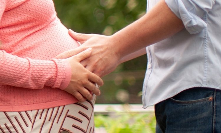 man en vrouw met zwangere buik