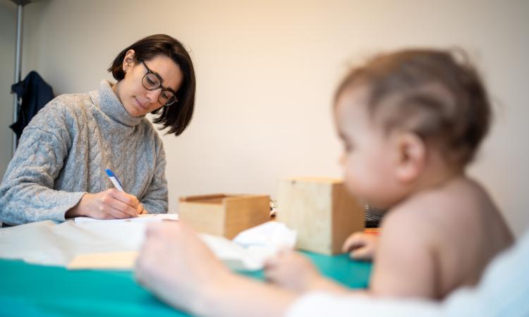 Baby op consult bij dokter in consultatiebureau Kind en Gezin