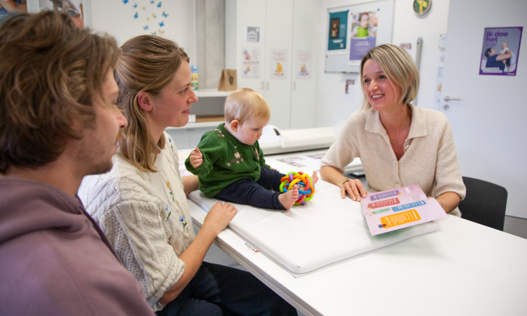 ouders tijdens consult Kind en Gezin