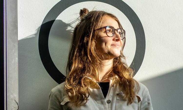 Contextwerker Marthe Vanderbeke kijkt naar buiten