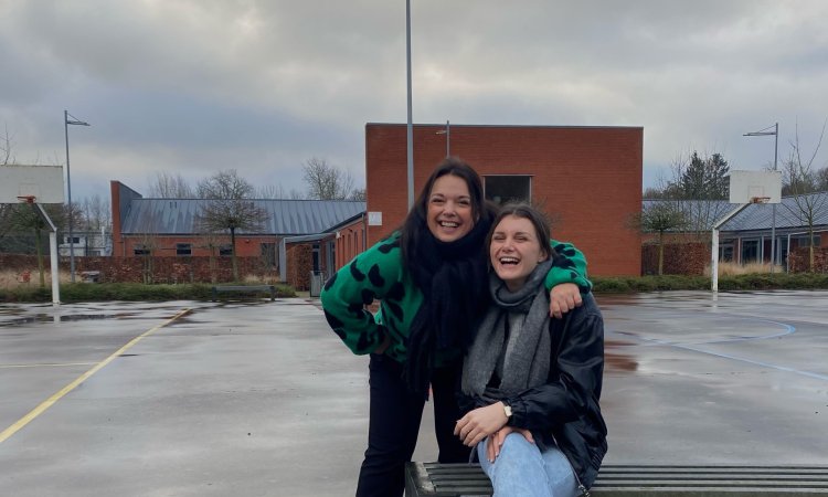 Hanne en Lien samen buiten