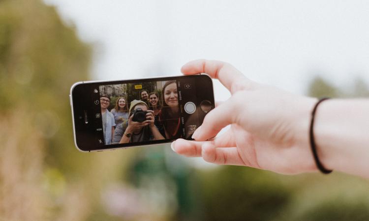 Jongeren maken selfie met smartphone