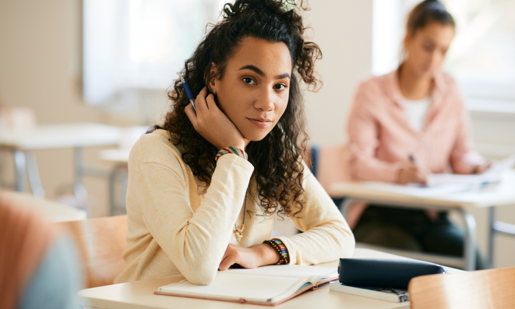 Student op schoolbank