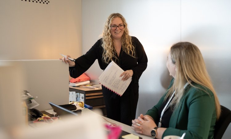 Tine in gesprek met een collega