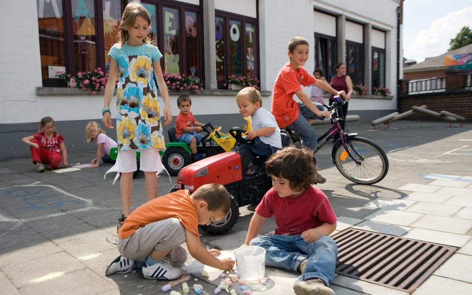 spelende kinderen buiten