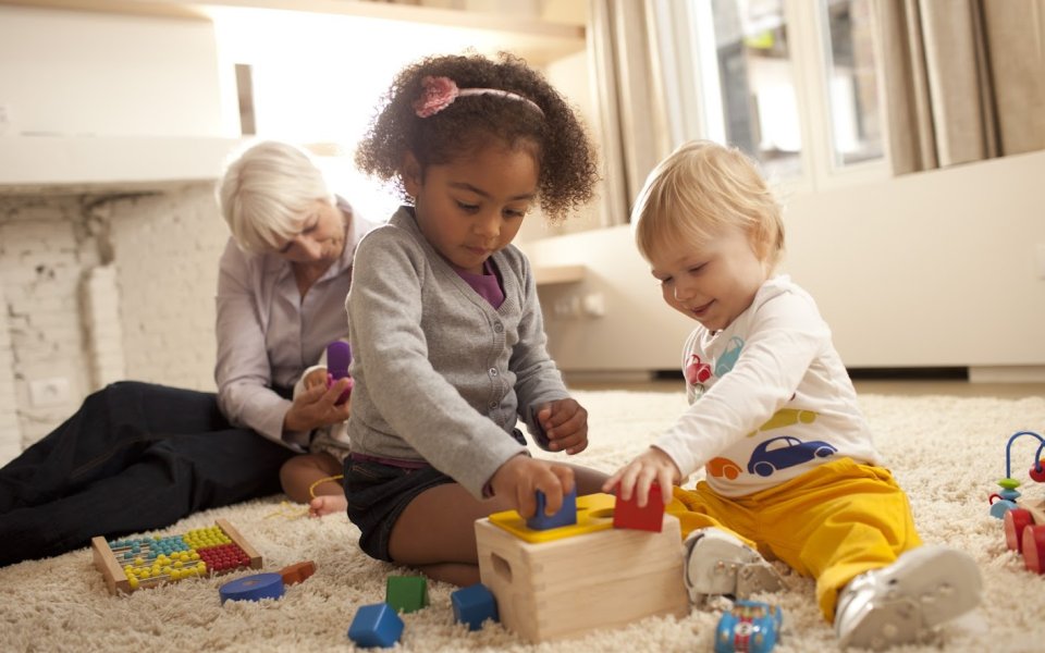 kleuters spelen met blokken