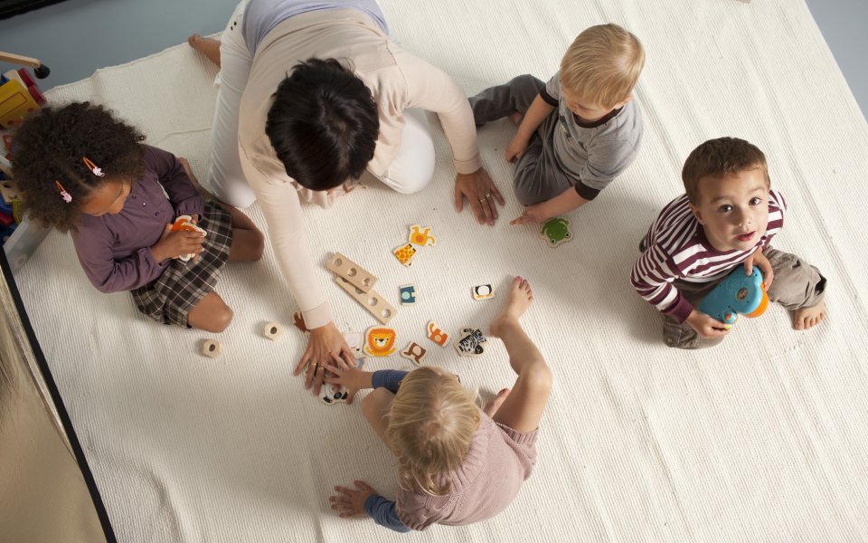 Kinderopvang kinderen spelen op mat