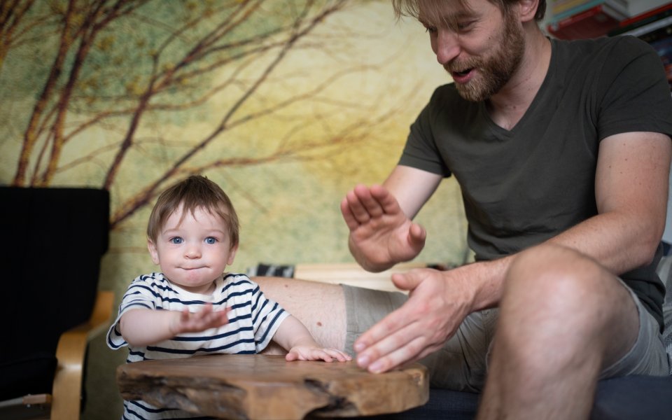 papa speelt met peuter