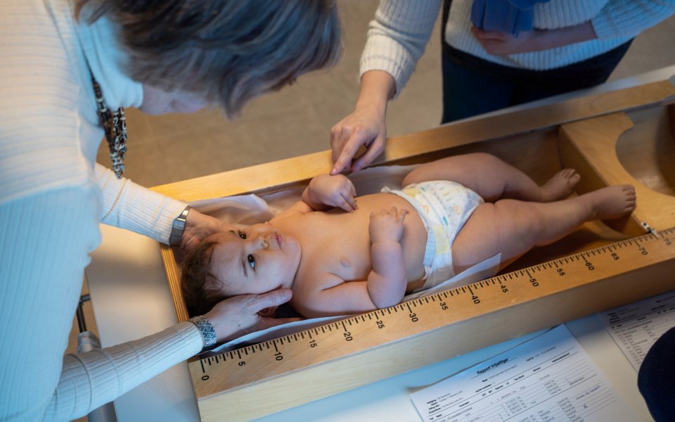 kindje meten op consult