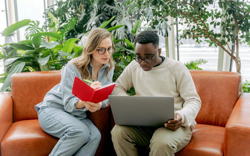 Nieuwsbericht Opgroeien 2-collega-s-bespreken-iets-in-een-zetel