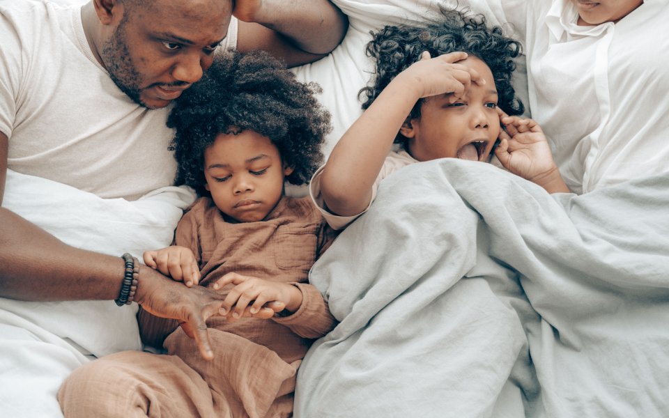 2-kinderen-in-bed-bij-ouders