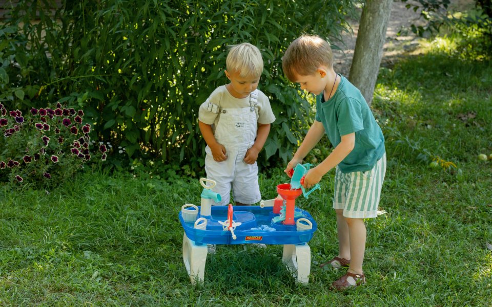 2 jongetjes spelen buiten