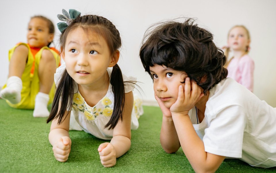 2-kleuters--liggend-op-buik