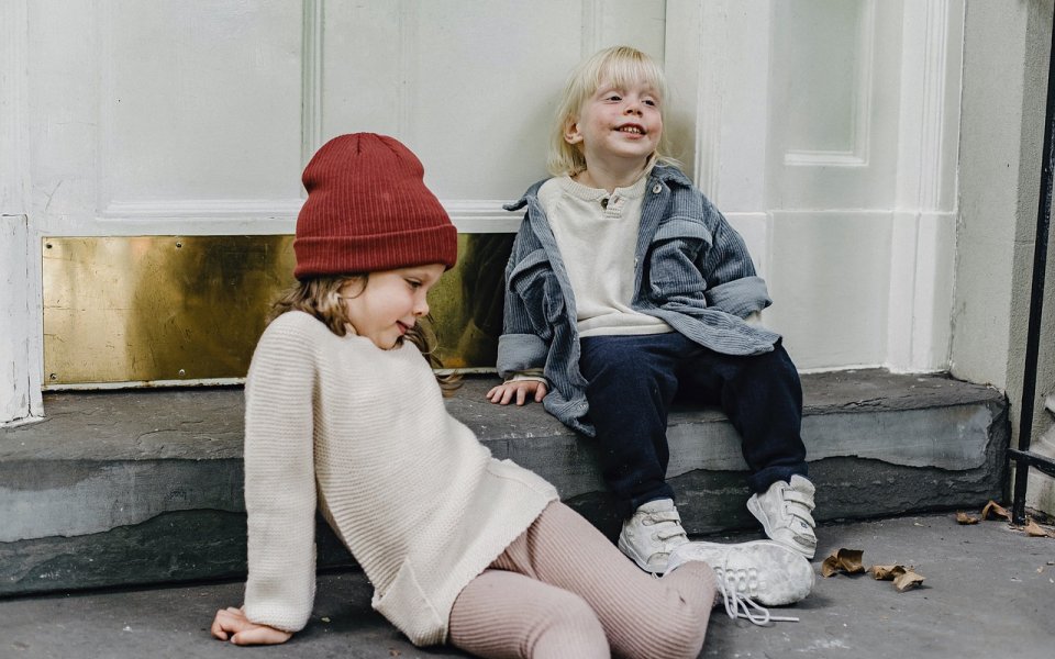 2 kleuters op de grond