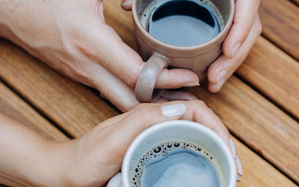 2 koffiekopjes met handen