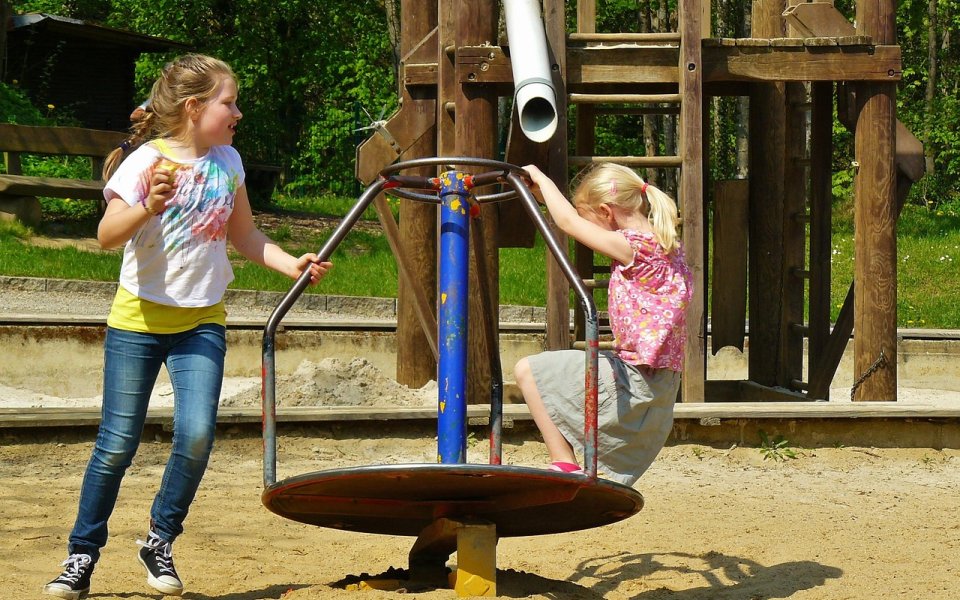 meisjes spelen in speeltuin