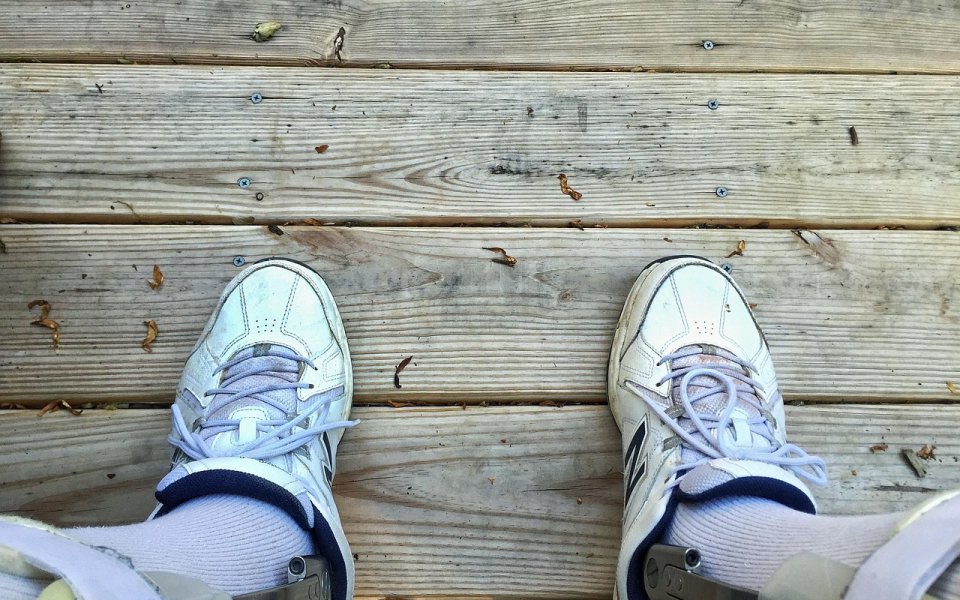 2 sneakers met beenprothesen van bovenaf