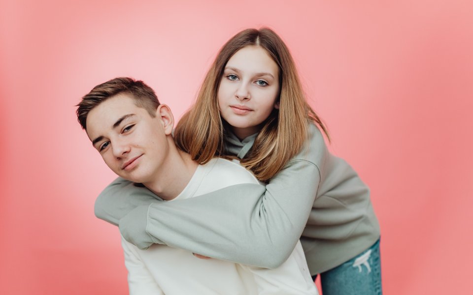 2-tieners-die-recht-in-de-lens-kijken.