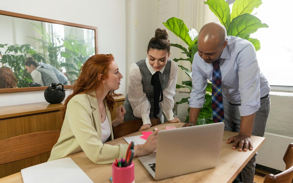 3-collega-s-die-iets-overleggen