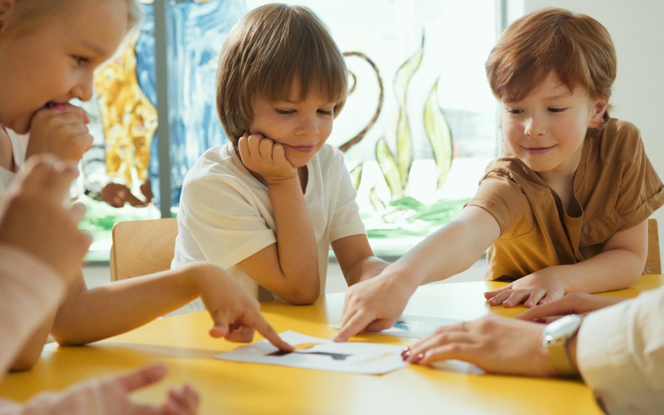 3-kinderen-aan-een-tafel-in-gesprek